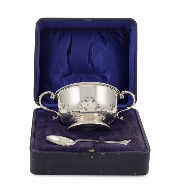 Tazza da puerpera con cucchiaino in argento (2)  - Asta Argenti e L'Arte della tavola - Associazione Nazionale - Case d'Asta italiane