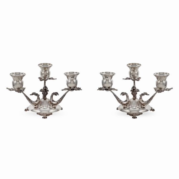 Coppia di candelabri a tre luci in argento (2)  - Asta Argenti e L'Arte della tavola - Associazione Nazionale - Case d'Asta italiane
