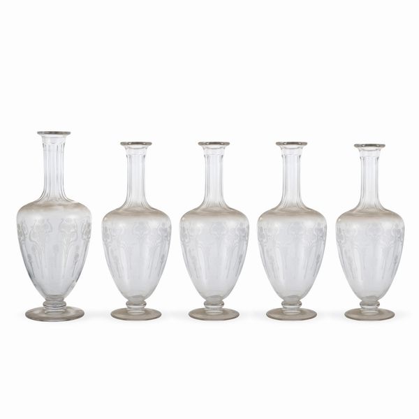 Set di bottiglie in vetro inciso (5)  - Asta Argenti e L'Arte della tavola - Associazione Nazionale - Case d'Asta italiane