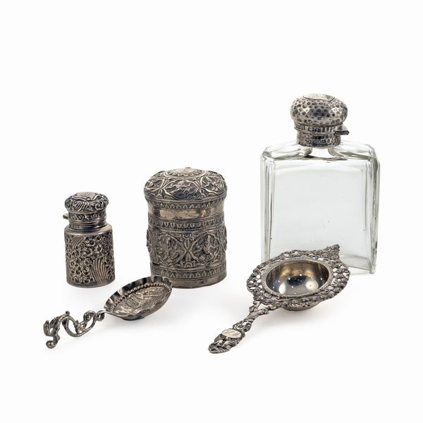 Gruppo di oggetti in argento (5)  - Asta Argenti e L'Arte della tavola - Associazione Nazionale - Case d'Asta italiane