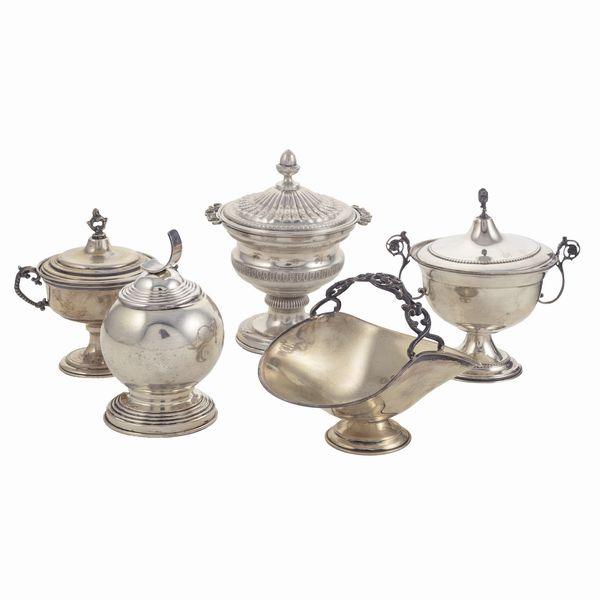 Gruppo di oggetti in argento (5)  - Asta Argenti e L'Arte della tavola - Associazione Nazionale - Case d'Asta italiane