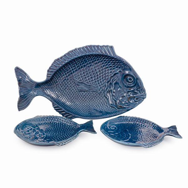 Set da tavola, in ceramica monocroma blu a foggia di pesce (7)  - Asta Argenti e L'Arte della tavola - Associazione Nazionale - Case d'Asta italiane