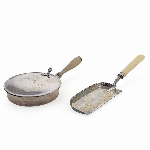 Set raccoglibriciole in metallo argentato (2)  - Asta Argenti e L'Arte della tavola - Associazione Nazionale - Case d'Asta italiane