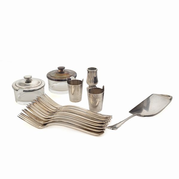 Gruppo di oggetti da tavola (16)  - Asta Argenti e L'Arte della tavola - Associazione Nazionale - Case d'Asta italiane