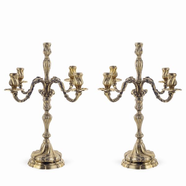 Coppia di candelabri a cinque luci in argento stile Luigi XV  - Asta Argenti e L'Arte della tavola - Associazione Nazionale - Case d'Asta italiane