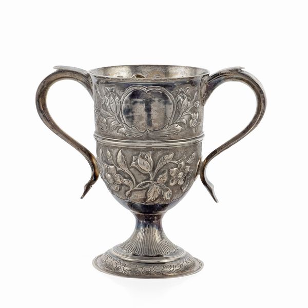 Coppa in argento e argento dorato a due manici  - Asta Argenti e L'Arte della tavola - Associazione Nazionale - Case d'Asta italiane