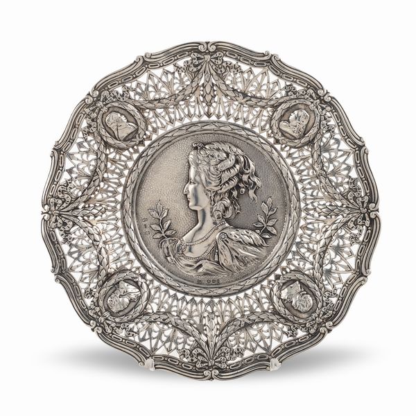 Piatto centrotavola in argento  - Asta Argenti e L'Arte della tavola - Associazione Nazionale - Case d'Asta italiane