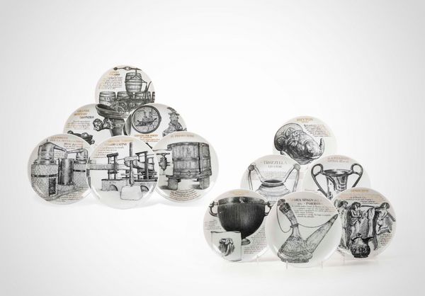 Piero Fornasetti : Dodici piatti in porcellana decorata e smaltata.  - Asta Design - Associazione Nazionale - Case d'Asta italiane