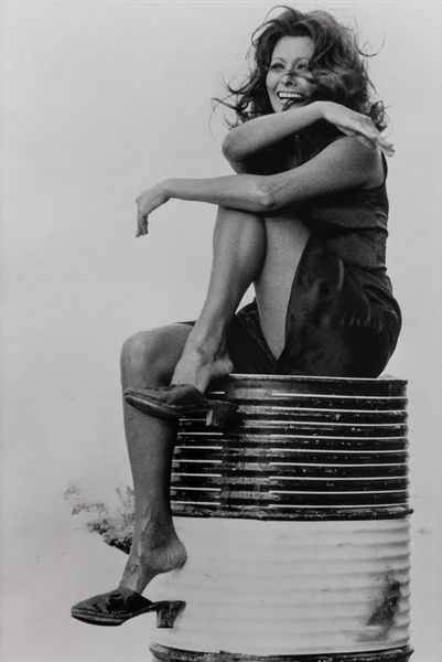 TAZIO SECCHIAROLI : Sophia Loren in una pausa di Bianco, rosso e..., Almeria, Spagna  - Asta Fotografia e multipli d'artista - Associazione Nazionale - Case d'Asta italiane