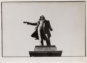 Ugo Mulas - Senza titolo (Monumento a Aleksandr Sergeevic Pu�kin, presso Piazza delle Arti di San Pietroburgo)