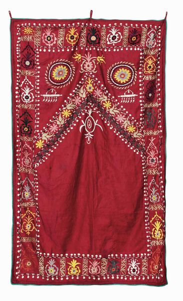 Suzani Turkestan occidentale, inizio XX secolo  - Asta Tappeti Antichi - Associazione Nazionale - Case d'Asta italiane