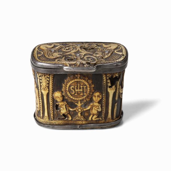 Pisside (?). Scatola in metallo con applicazioni in osso intagliato e traforato di epoca antecedente. Arte del XVII-XIX secolo  - Asta Scultura e Oggetti d'Arte - Associazione Nazionale - Case d'Asta italiane