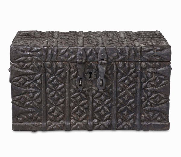 Cassetta da scriba. Legno e ferrofuso, sagomato e inciso. indo persiana, XVII/XVIII secolo  - Asta Scultura e Oggetti d'Arte - Associazione Nazionale - Case d'Asta italiane