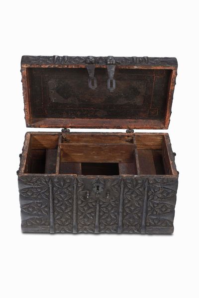 Cassetta da scriba. Legno e ferrofuso, sagomato e inciso. indo persiana, XVII/XVIII secolo  - Asta Scultura e Oggetti d'Arte - Associazione Nazionale - Case d'Asta italiane