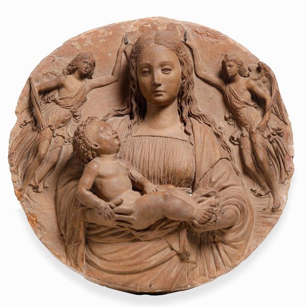 Madonna con Bambino e angeli. Rilievo in terracotta. Scultore rinascimentale operante nel XV-XVI secolo  - Asta Scultura e Oggetti d'Arte - Associazione Nazionale - Case d'Asta italiane