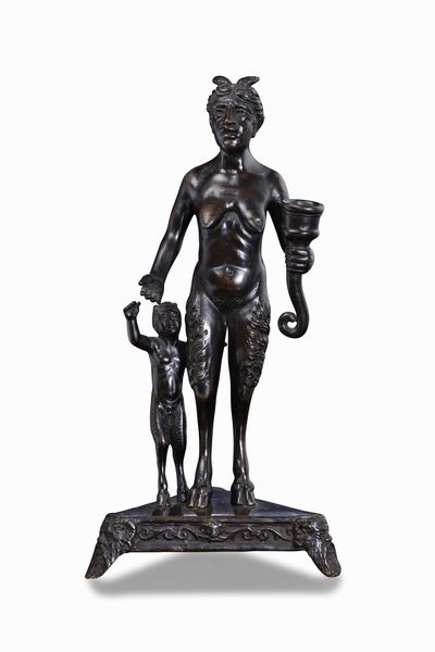 Satiressa con piccolo satiro. Bronzo fuso e patinato. Arte rinascimentale veneta del XVI secolo. Ambito di Andrea Briosco detto Riccio (Padova 1470-1533)  - Asta Scultura e Oggetti d'Arte - Associazione Nazionale - Case d'Asta italiane