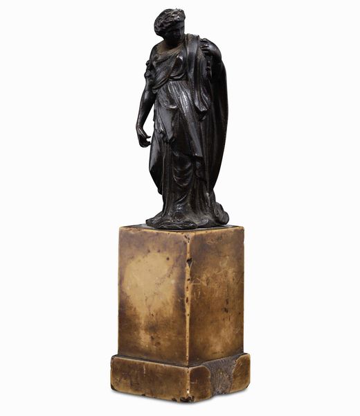 Figura di femmina in costume romano. Bronzo fuso e patinato. Arte rinascimentale veneta del XVI secolo  - Asta Scultura e Oggetti d'Arte - Associazione Nazionale - Case d'Asta italiane