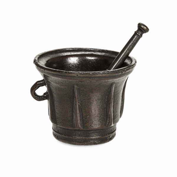 Mortaio. Bronzo fuso a patina scura. Fonditore italiano (Toscana?) XV-XVI secolo  - Asta Scultura e Oggetti d'Arte - Associazione Nazionale - Case d'Asta italiane