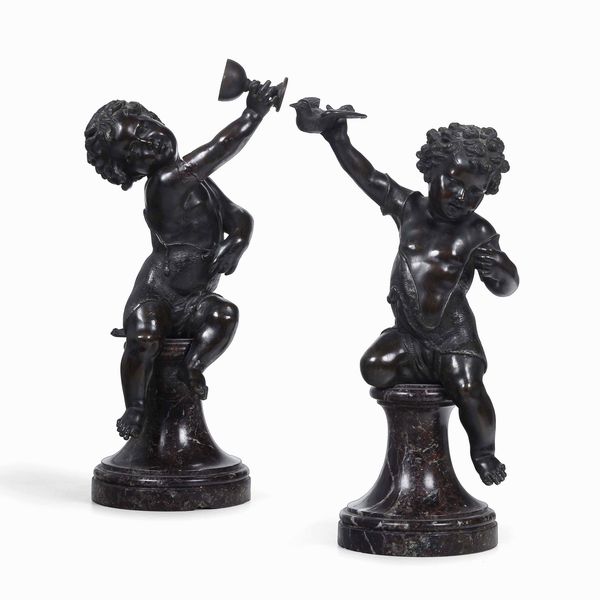 Coppia di putti festanti. Bronzo fuso e cesellato e patinato. Fonditore d�oltralpe del XVIII secolo  - Asta Scultura e Oggetti d'Arte - Associazione Nazionale - Case d'Asta italiane