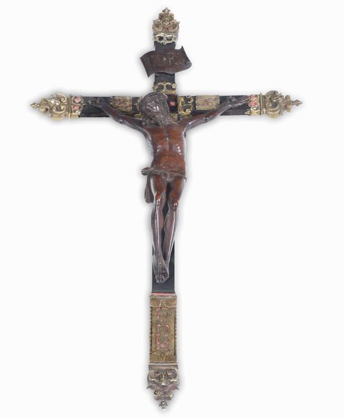 Croce devozionale. Bosso scolpito, bronzo e rame fuso, cesellato, traforato e dorato. Corallo lavorato. Arte barocca siciliana. XVII-XVIII secolo  - Asta Scultura e Oggetti d'Arte - Associazione Nazionale - Case d'Asta italiane