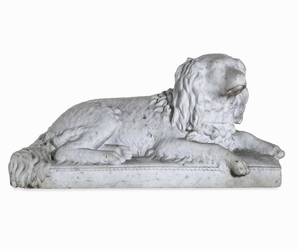 Cane accucciato. Marmo bianco. Arte barocca del XVIII secolo  - Asta Scultura e Oggetti d'Arte - Associazione Nazionale - Case d'Asta italiane