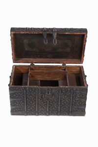 Cassetta da scriba. Legno e ferrofuso, sagomato e inciso. indo persiana, XVII/XVIII secolo  - Asta Scultura e Oggetti d'Arte - Associazione Nazionale - Case d'Asta italiane