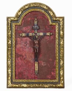 Croce devozionale. Bosso scolpito, bronzo e rame fuso, cesellato, traforato e dorato. Corallo lavorato. Arte barocca siciliana. XVII-XVIII secolo  - Asta Scultura e Oggetti d'Arte - Associazione Nazionale - Case d'Asta italiane
