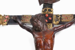 Croce devozionale. Bosso scolpito, bronzo e rame fuso, cesellato, traforato e dorato. Corallo lavorato. Arte barocca siciliana. XVII-XVIII secolo  - Asta Scultura e Oggetti d'Arte - Associazione Nazionale - Case d'Asta italiane