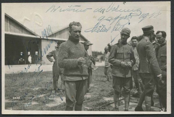 1918, Cartolina fotografica di un gruppo di aviatori, con al centro il Capitano aviatore Natale Palli  - Asta Filatelia e Storia Postale - Associazione Nazionale - Case d'Asta italiane