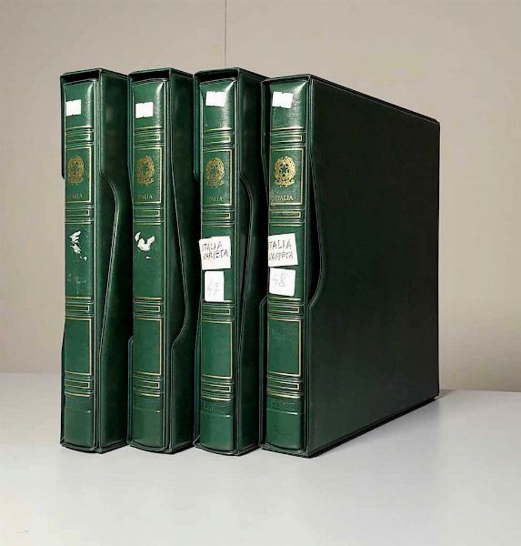 1975/2007, Repubblica Italiana, variet�, quattro album contenenti solo francobolli con variet� importanti o di minor valore.  - Asta Filatelia e Storia Postale - Associazione Nazionale - Case d'Asta italiane