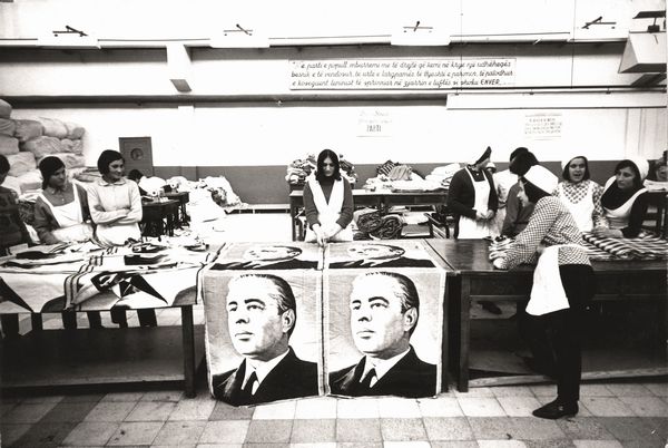 Uliano Lucas : Albany, Industrial factoru for fabrics Mao-Tse Tung  - Asta Fotografia  - Associazione Nazionale - Case d'Asta italiane