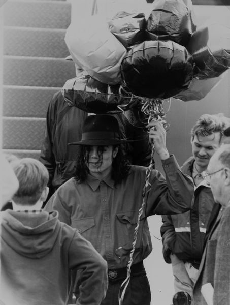 John Pascal : Michael Jackson departing from Los Angeles international airport  - Asta Fotografia  - Associazione Nazionale - Case d'Asta italiane