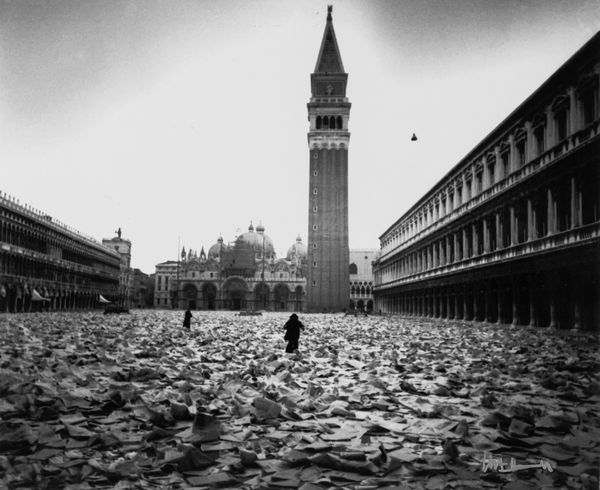 Ha Schult : Venezia vive piazza San Marco  - Asta Fotografia  - Associazione Nazionale - Case d'Asta italiane