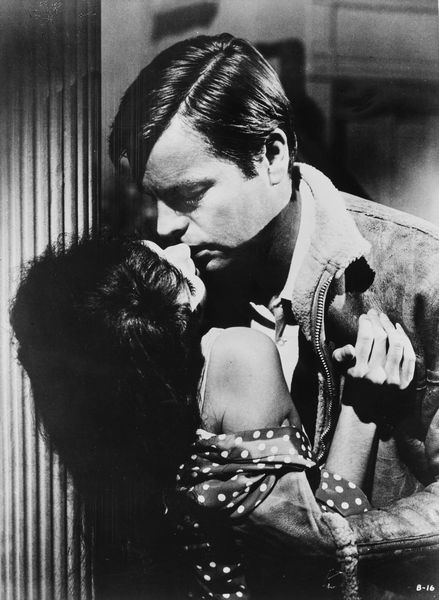 Anonimo : Monica Vitti e Jean Sorel in Fa in fretta ad uccidermi...ho freddo  - Asta Fotografia  - Associazione Nazionale - Case d'Asta italiane