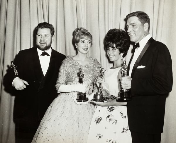 Anonimo : The 33rd Annual Academy Awards. Peter Ustinov, Shirley Jones, Elizabeth Taylor and Burt Lancaster  - Asta Fotografia  - Associazione Nazionale - Case d'Asta italiane