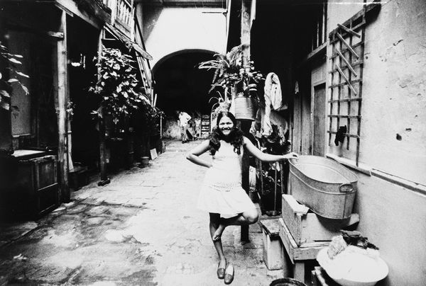 Walter Battistessa : Cuba, L'Havana, giovane abitante del centro storico  - Asta Fotografia  - Associazione Nazionale - Case d'Asta italiane