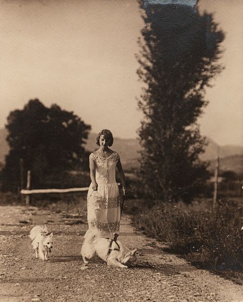M. Amadori : Senza titolo (Signora con cani)  - Asta Fotografia  - Associazione Nazionale - Case d'Asta italiane