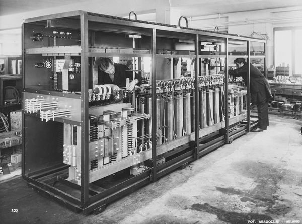 Vincenzo Aragozzini : Senza titolo (Azienda elettrica)  - Asta Fotografia  - Associazione Nazionale - Case d'Asta italiane