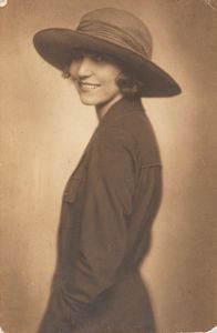 Anonimo - Senza titolo (Signora con cappello)