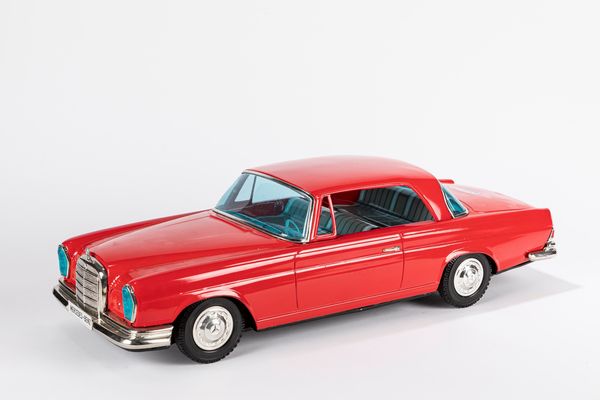 Auto modello Mercedes Benz 300 SE di grandi dimensioni  - Asta Giocattoli - Associazione Nazionale - Case d'Asta italiane