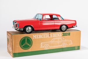 Auto modello Mercedes Benz 300 SE di grandi dimensioni  - Asta Giocattoli - Associazione Nazionale - Case d'Asta italiane