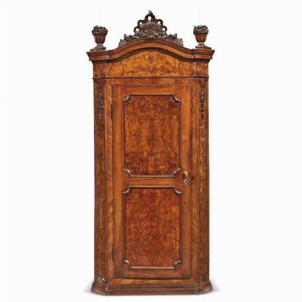 COPPIA DI GRANDI ANGOLIERE, VENEZIA, MET� SECOLO XVIII  - Asta Mobili, oggetti d'arte e sculture da collezioni private  - Associazione Nazionale - Case d'Asta italiane