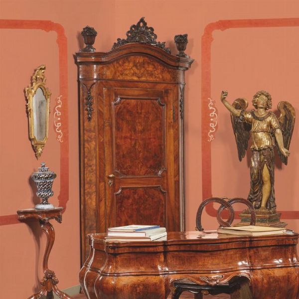 COPPIA DI GRANDI ANGOLIERE, VENEZIA, MET� SECOLO XVIII  - Asta Mobili, oggetti d'arte e sculture da collezioni private  - Associazione Nazionale - Case d'Asta italiane