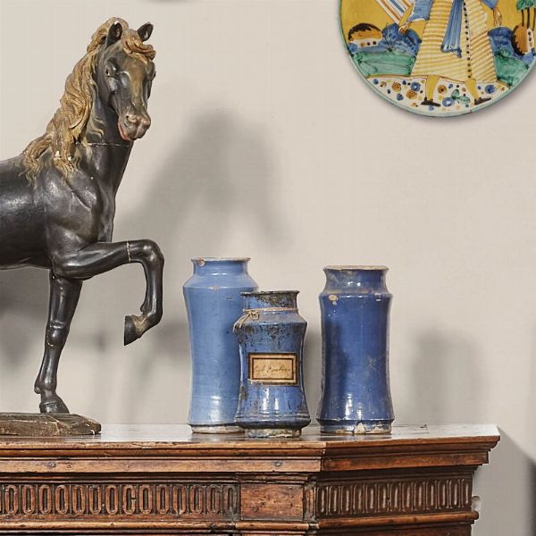 TRE ALBARELLI, CATALOGNA, SECOLO XVII  - Asta Mobili, oggetti d'arte e sculture da collezioni private  - Associazione Nazionale - Case d'Asta italiane