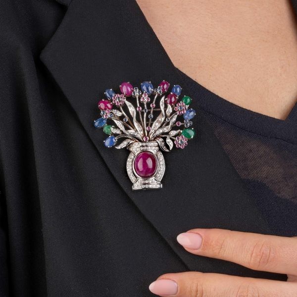 SPILLA A CESTO FIORITO CON PIETRE DI COLORE E DIAMANTI  - Asta Gioielli - Associazione Nazionale - Case d'Asta italiane