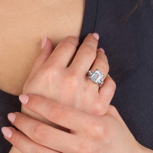 ANELLO CON ACQUAMARINA E DIAMANTI  - Asta Gioielli - Associazione Nazionale - Case d'Asta italiane