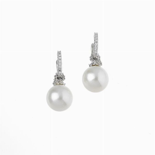 PAIO DI ORECCHINI CON PERLE PENDENTI E DIAMANTI  - Asta Gioielli - Associazione Nazionale - Case d'Asta italiane