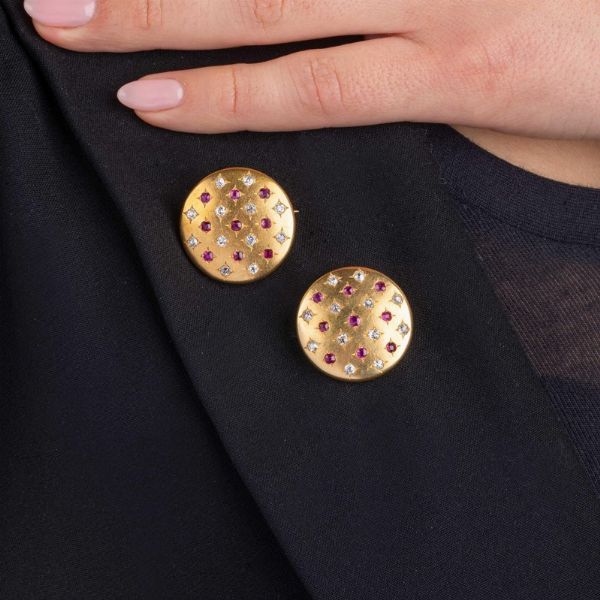 COPPIA DI SPILLE CON RUBINI E DIAMANTI  - Asta Gioielli - Associazione Nazionale - Case d'Asta italiane