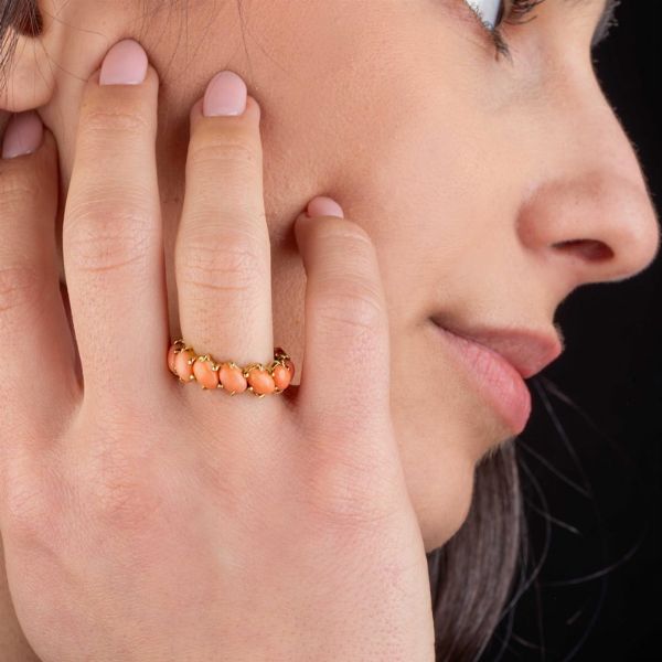 ANELLO CON CORALLI ROSA  - Asta Gioielli - Associazione Nazionale - Case d'Asta italiane