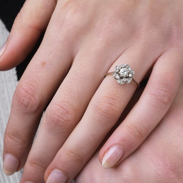 ANELLO A MARGHERITA CON DIAMANTI  - Asta Gioielli - Associazione Nazionale - Case d'Asta italiane